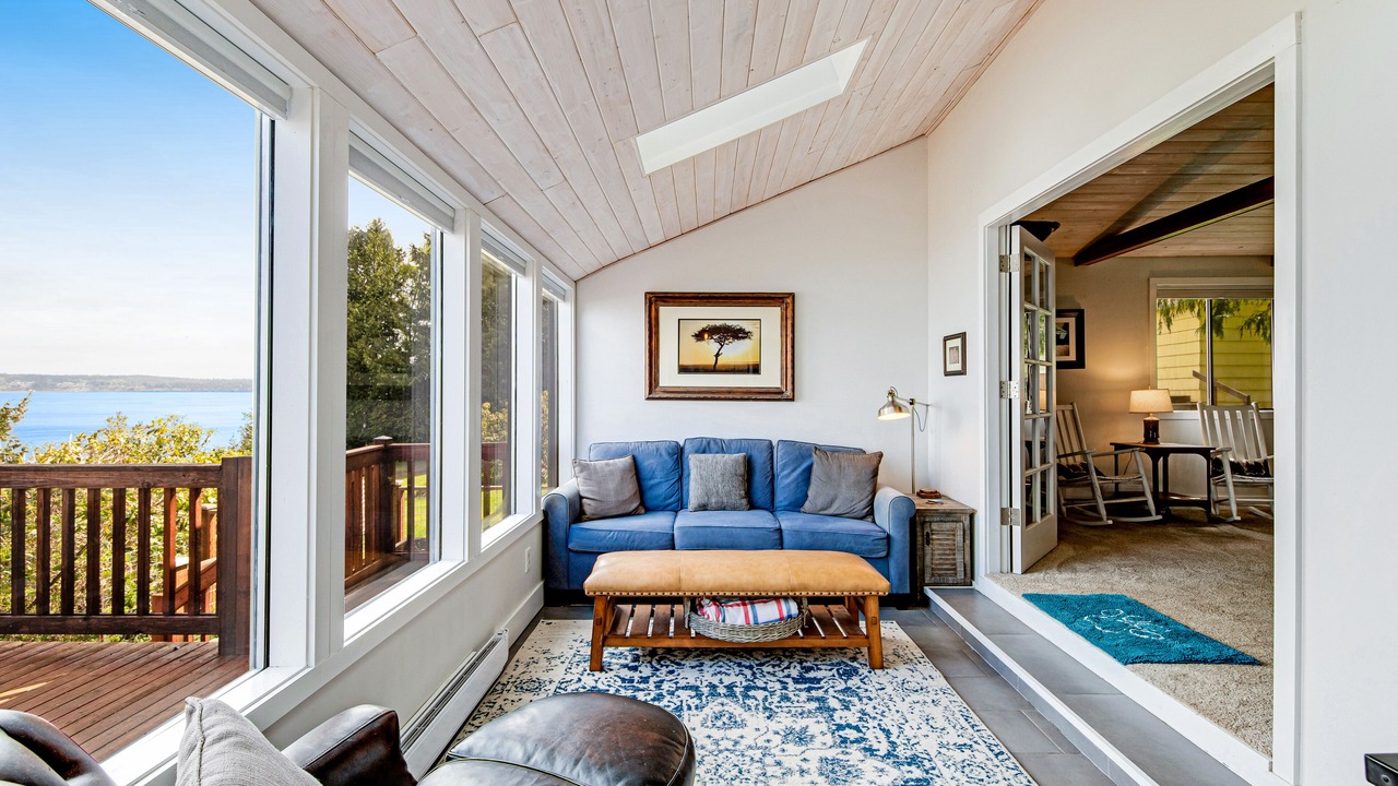 Photo of Livingroom in Langley