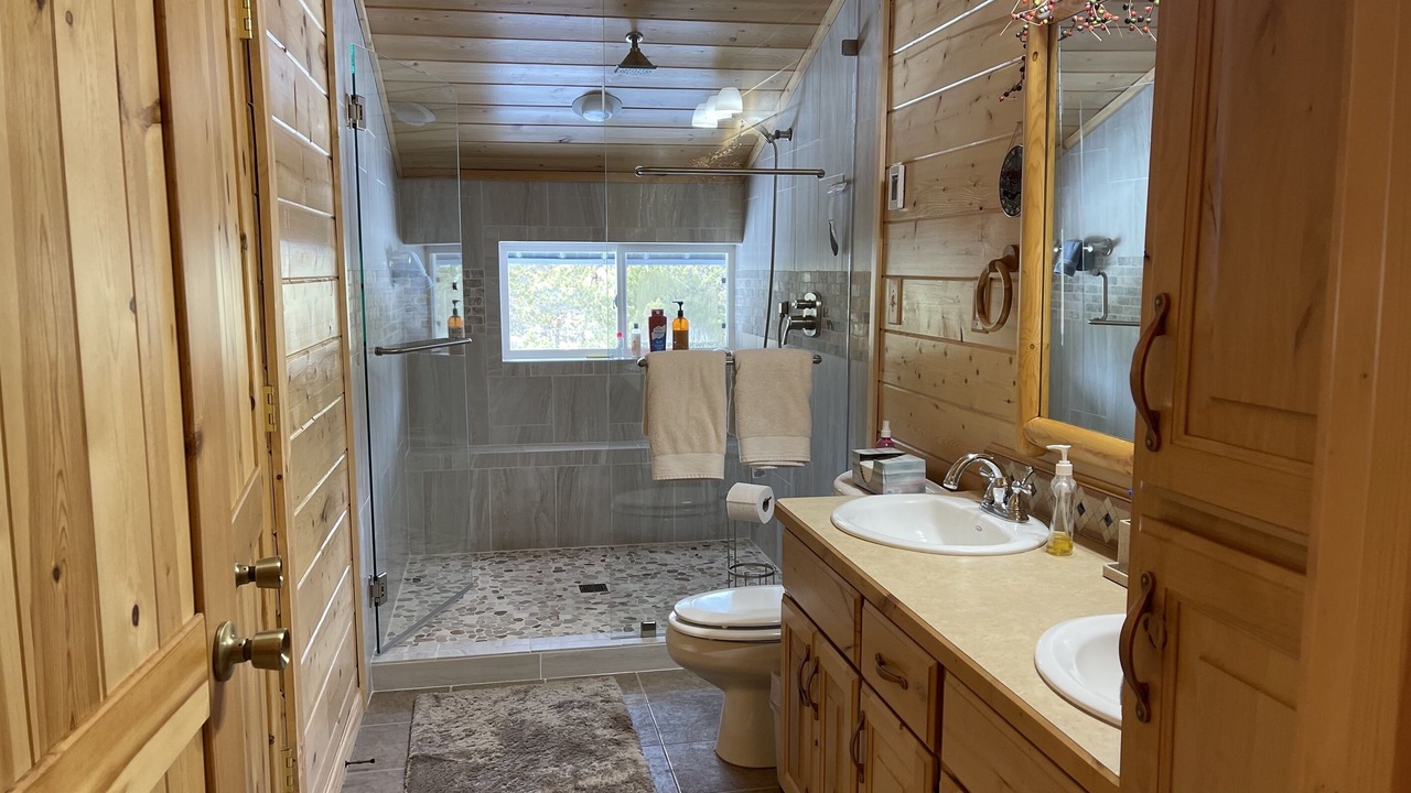 Photo of Bathroom in Island Park