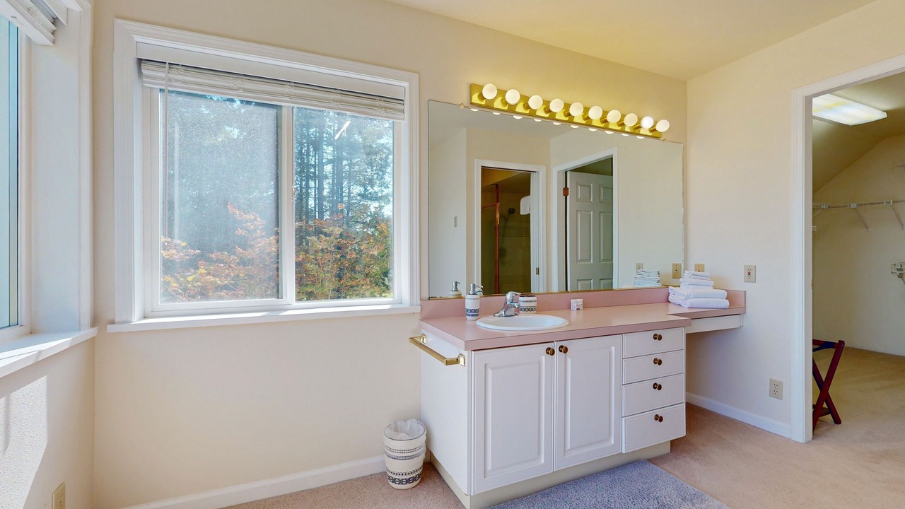 Photo of Bathroom in Oak Harbor