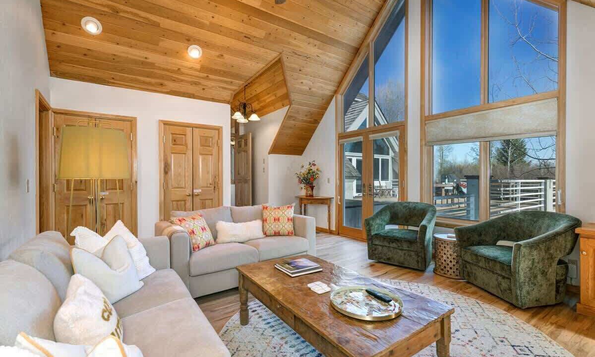 Photo of Livingroom in Teton Pines