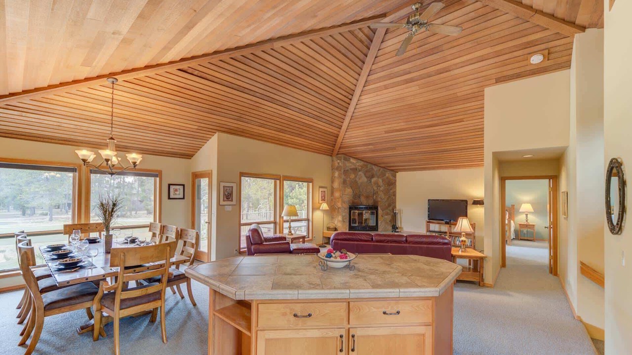 Photo of Livingroom in Sunriver