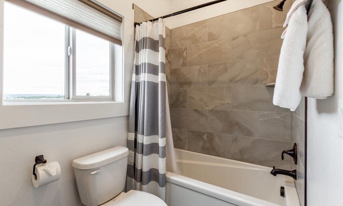 Photo of Bathroom in Island Park