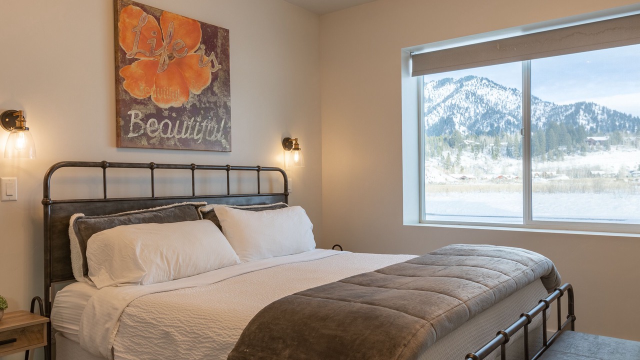 Photo of Bedroom in Alpine Northwest