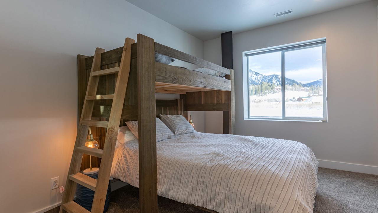 Photo of Bedroom in Alpine Northwest