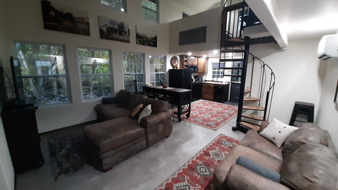 Photo of Livingroom in White Bird