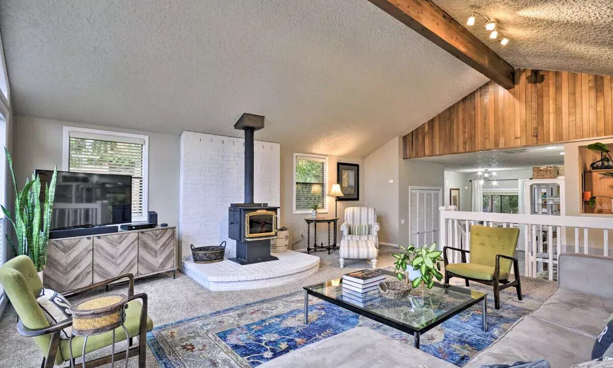 Photo of Livingroom in Five Corners
