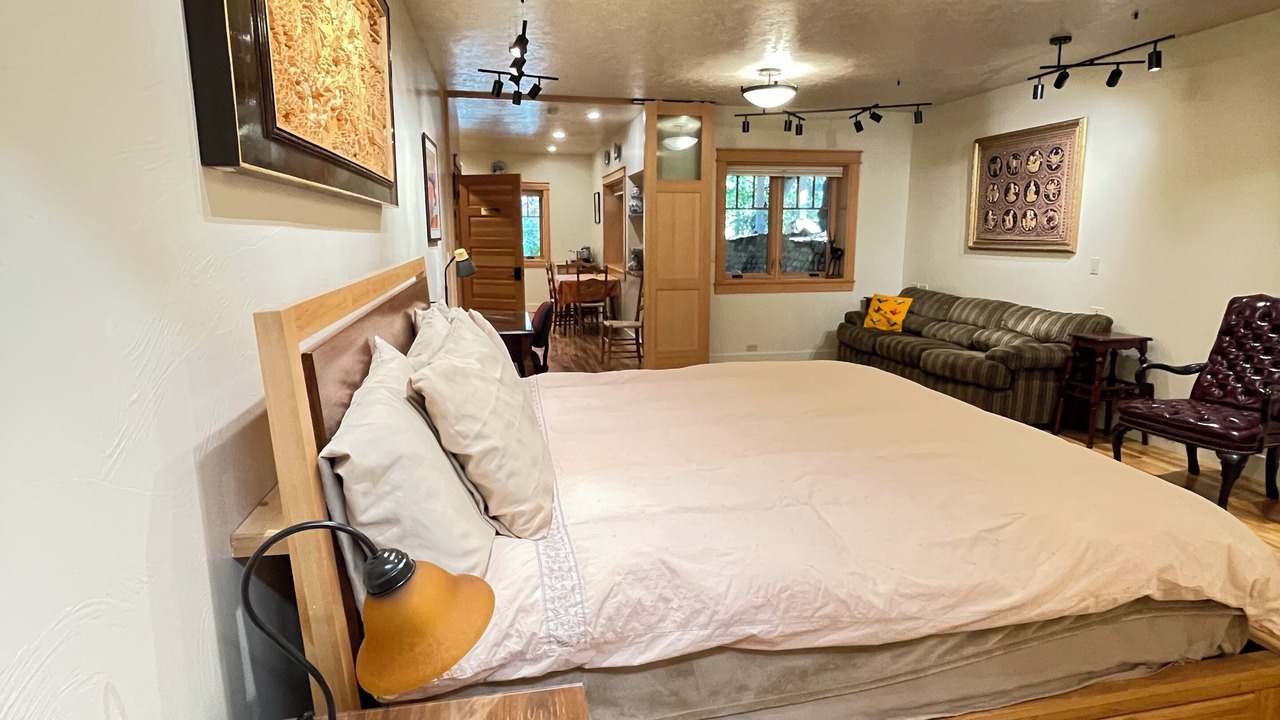 Photo of Bedroom in Siskiyou-Hargadine Historic District