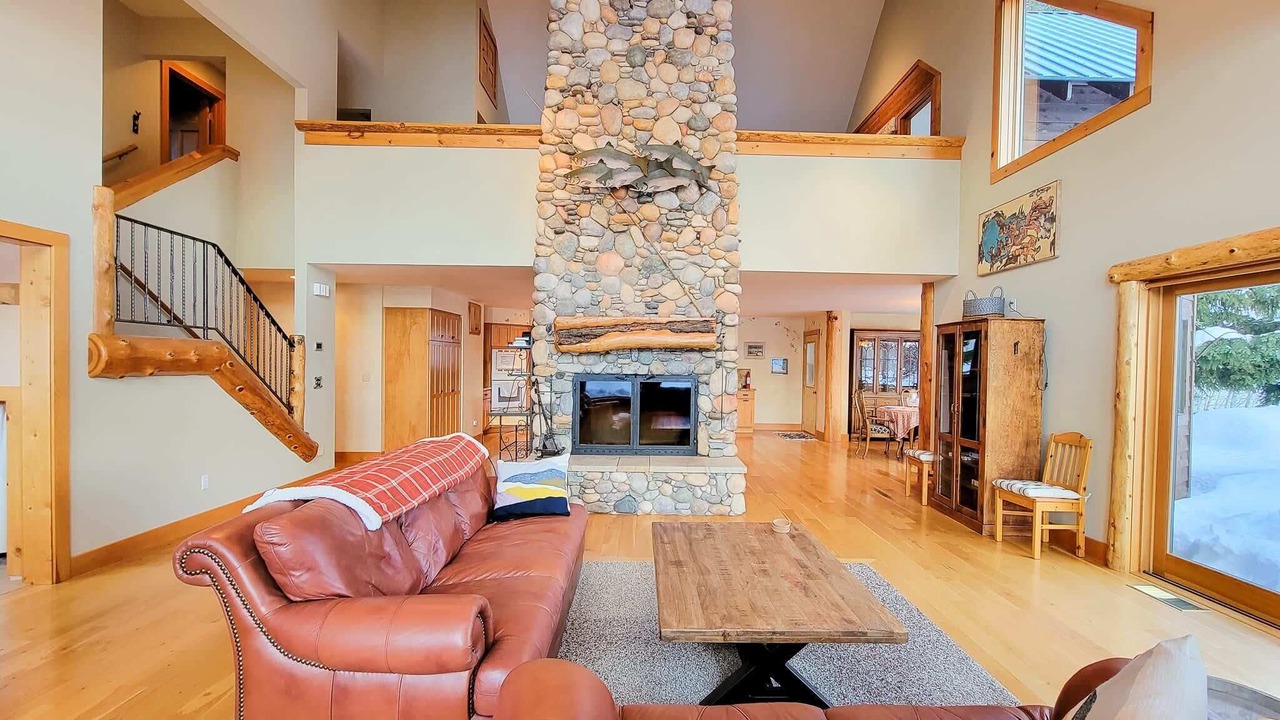 Photo of Livingroom in Mazama