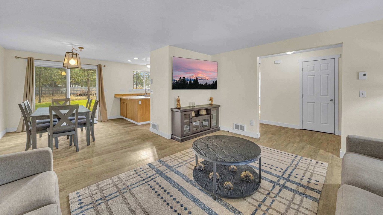 Photo of Livingroom in Oregon Water Wonderland