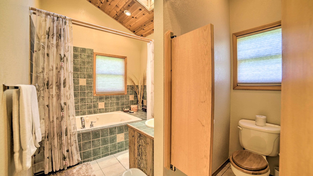 Photo of Bathroom in Island Park