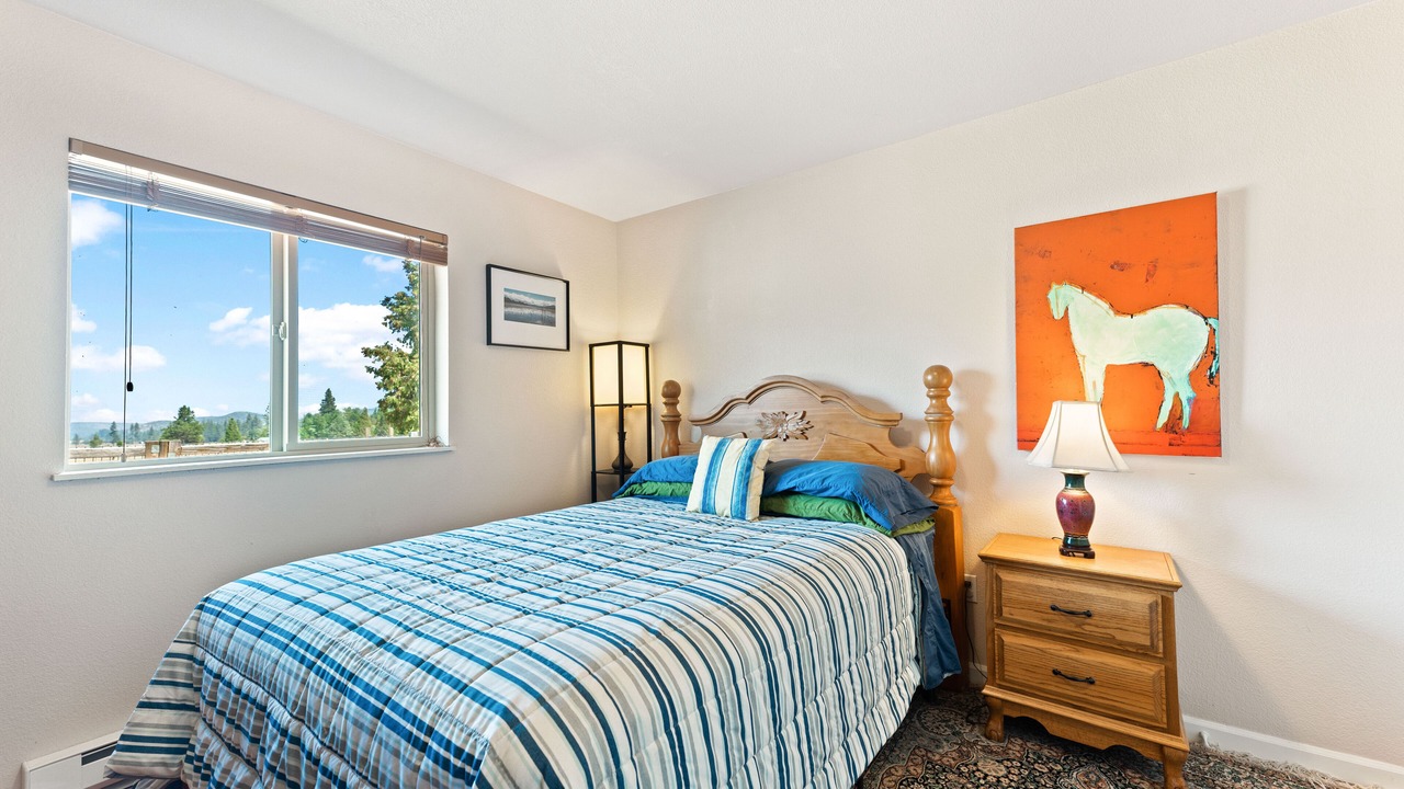 Photo of Bedroom in Weed