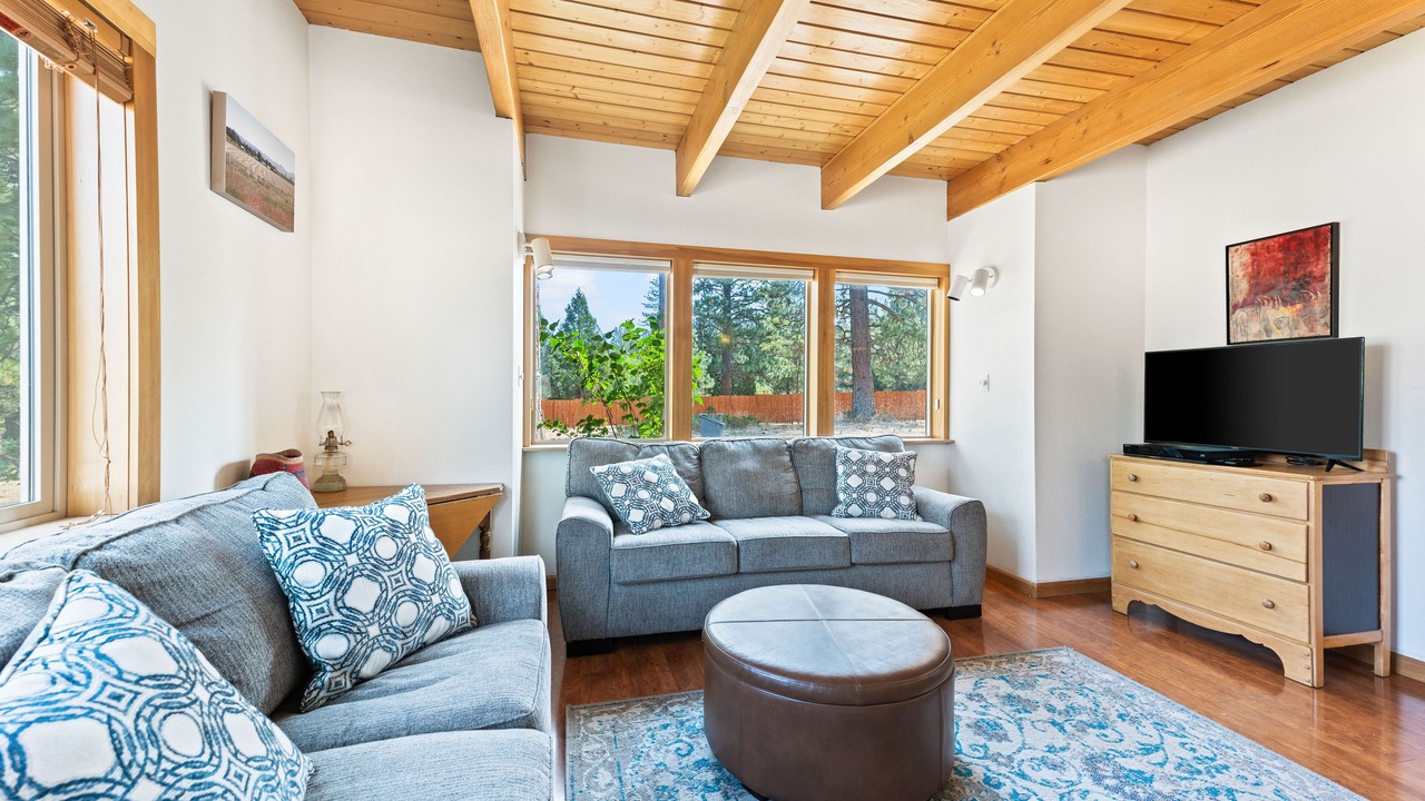 Photo of Livingroom in Weed