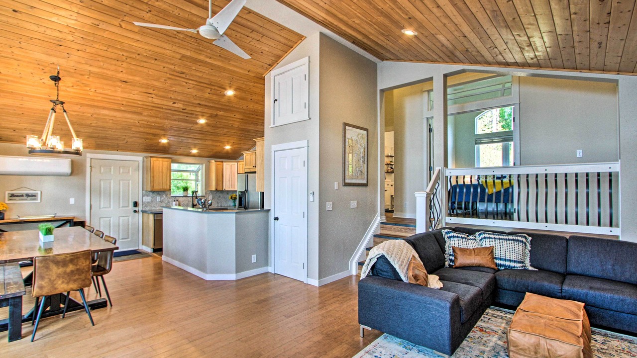 Photo of Livingroom in Anderson Island