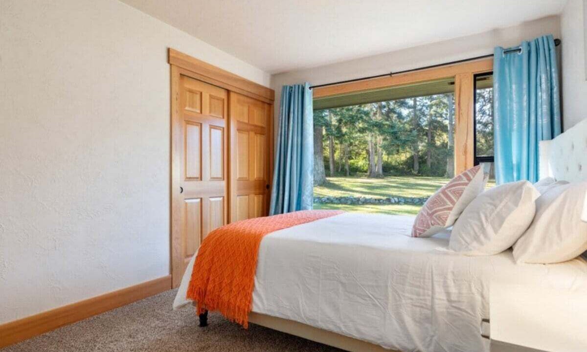Photo of Bedroom in Oak Harbor
