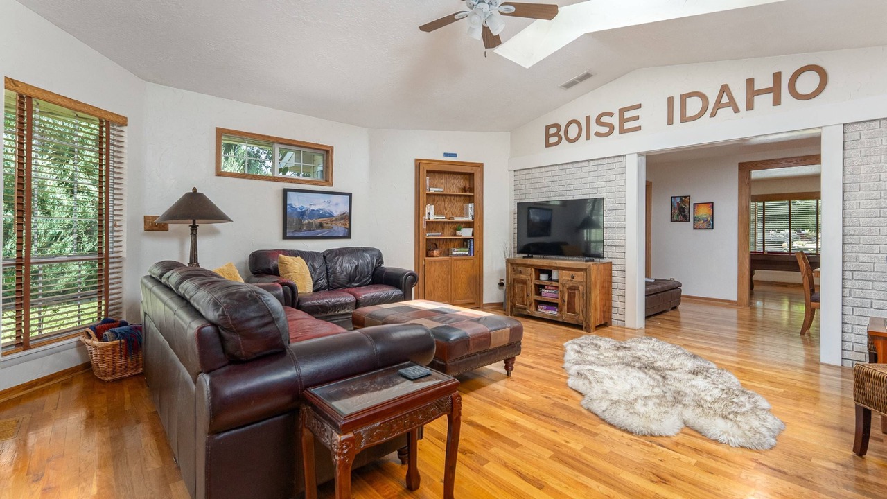 Photo of Livingroom in Central Rim
