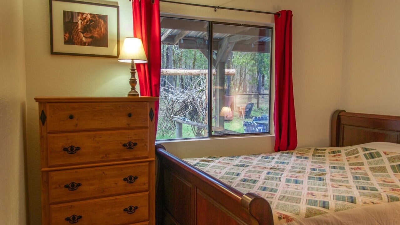 Photo of Bedroom in Cave Junction