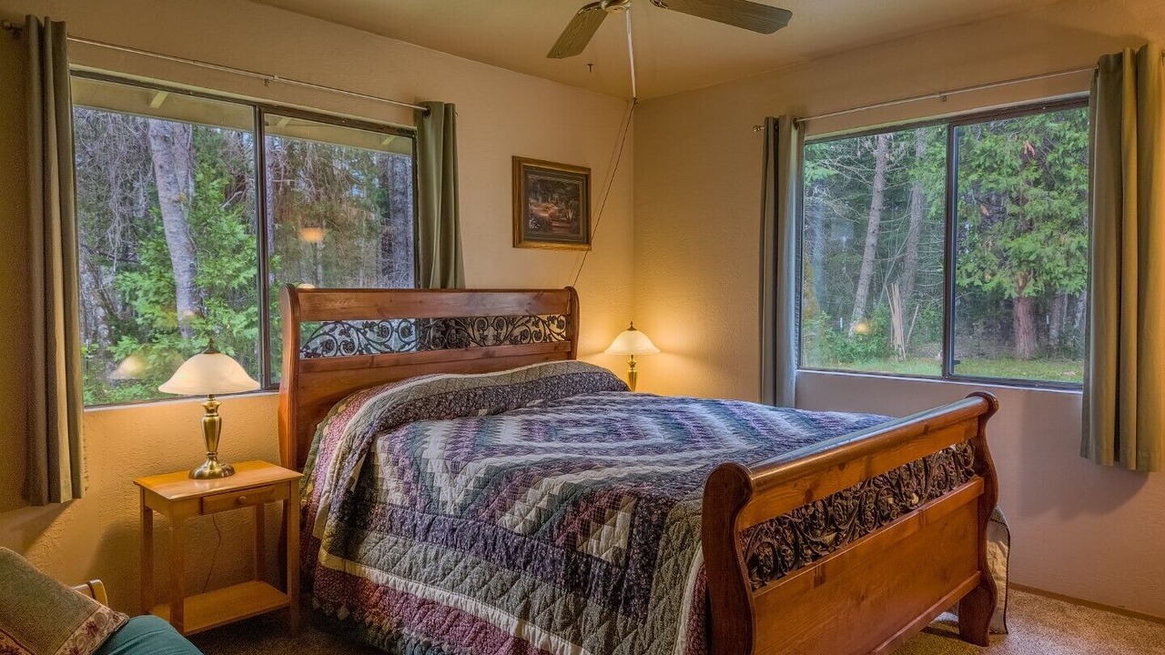 Photo of Bedroom in Cave Junction