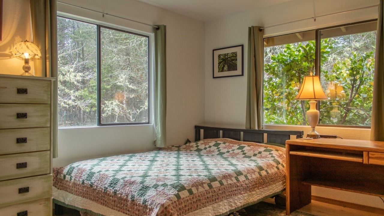 Photo of Bedroom in Cave Junction