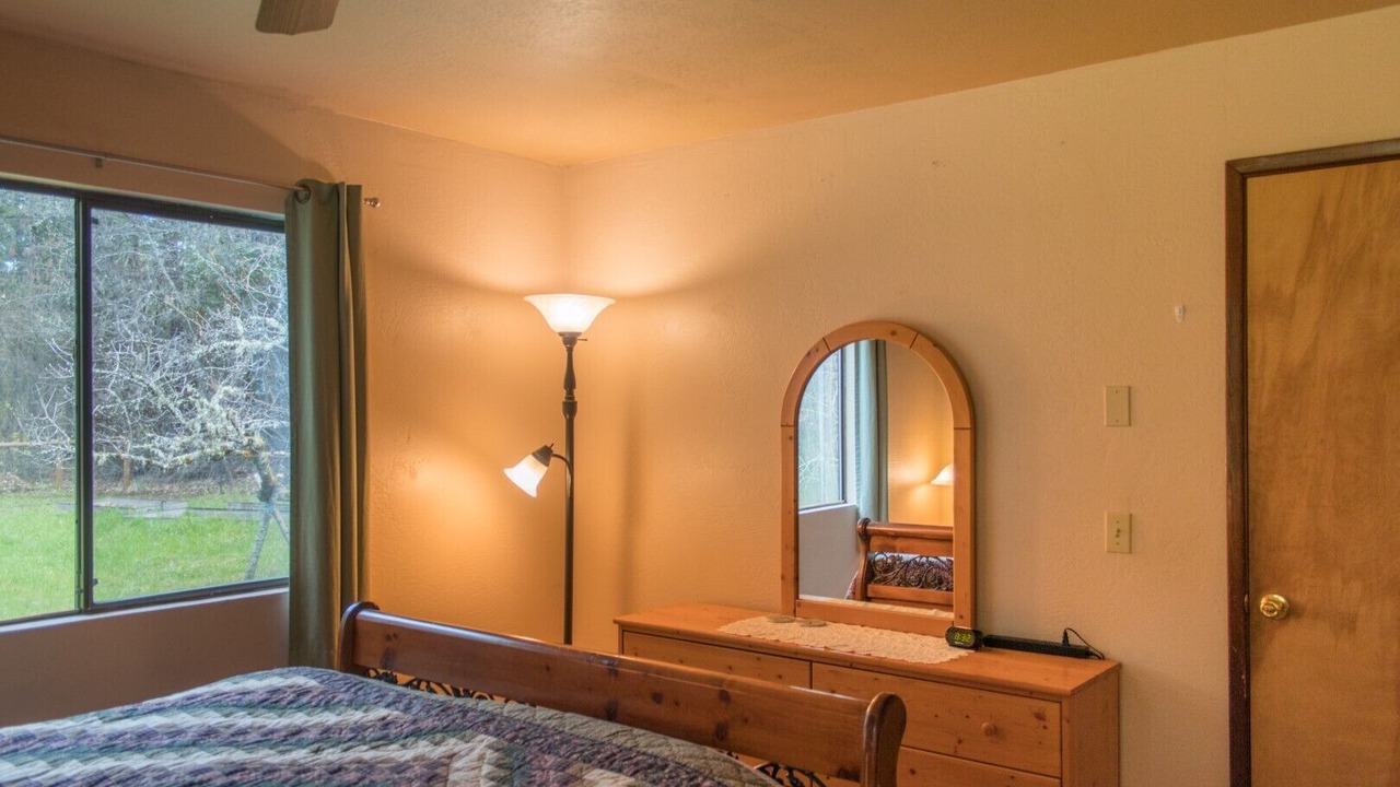 Photo of Bedroom in Cave Junction