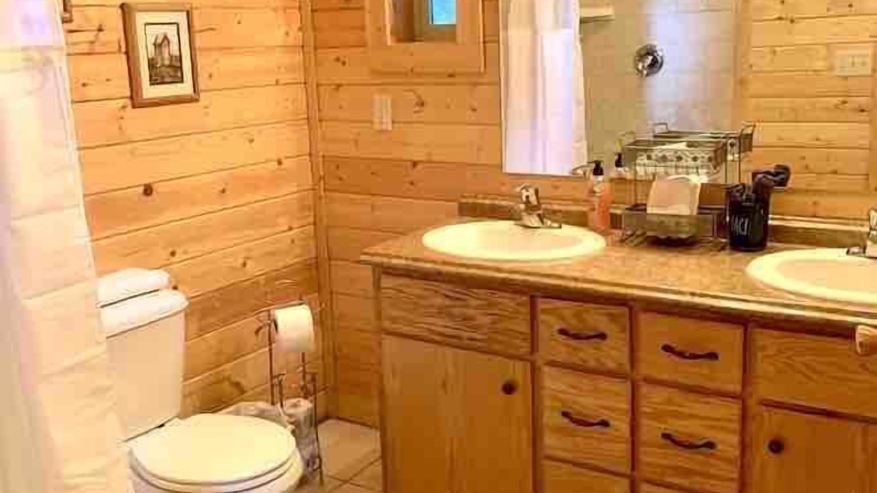 Photo of Bathroom in Island Park