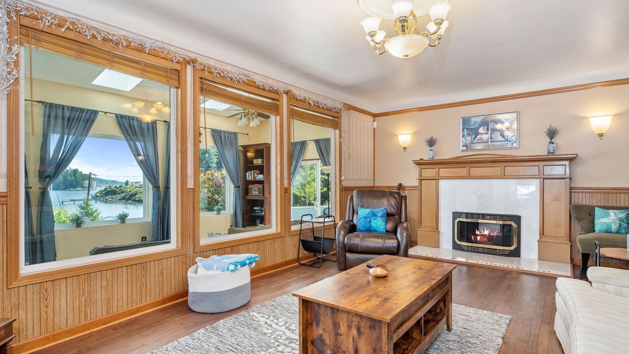 Photo of Livingroom in Longbranch