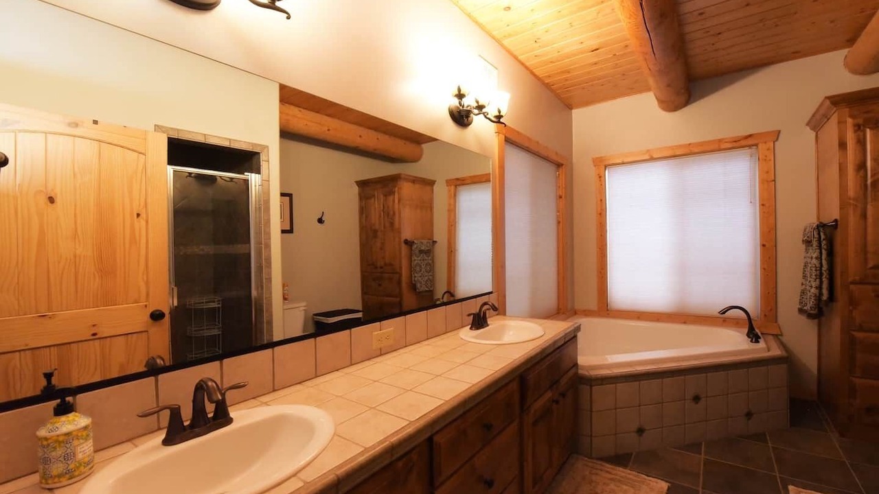 Photo of Bathroom in Island Park