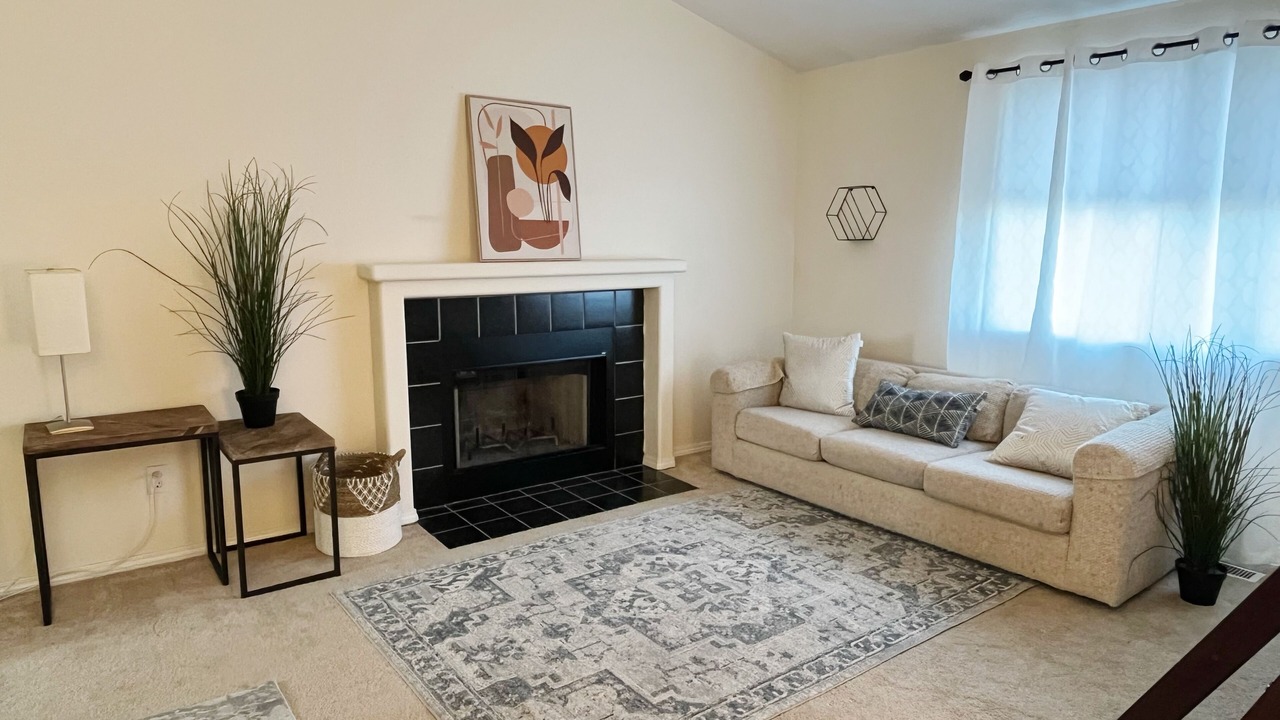 Photo of Livingroom in Five Oaks
