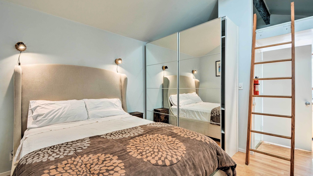 Photo of Bedroom in Siskiyou-Hargadine Historic District