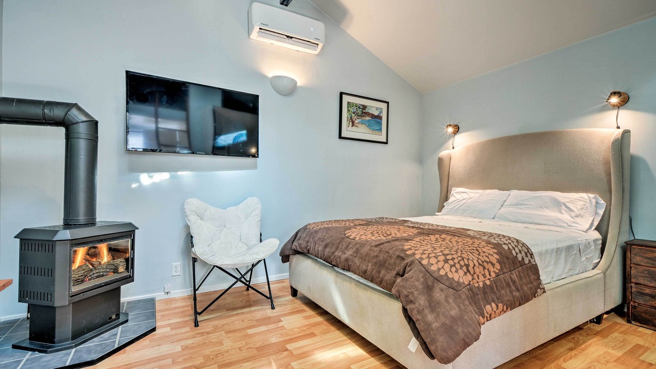 Photo of Bedroom in Siskiyou-Hargadine Historic District