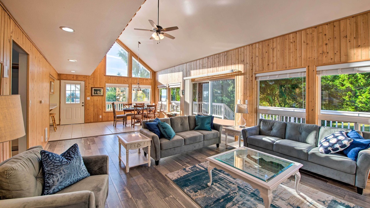 Photo of Livingroom in Brinnon