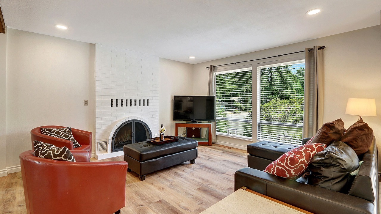 Photo of Livingroom in Education Hill