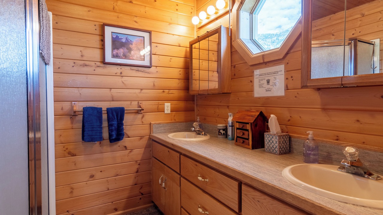 Photo of Bathroom in Island Park