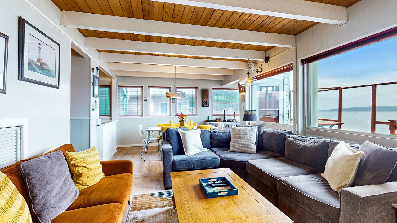 Photo of Livingroom in Langley