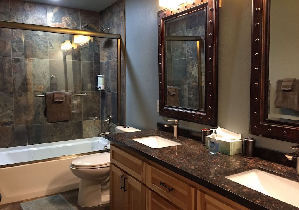 Photo of Bathroom in Island Park