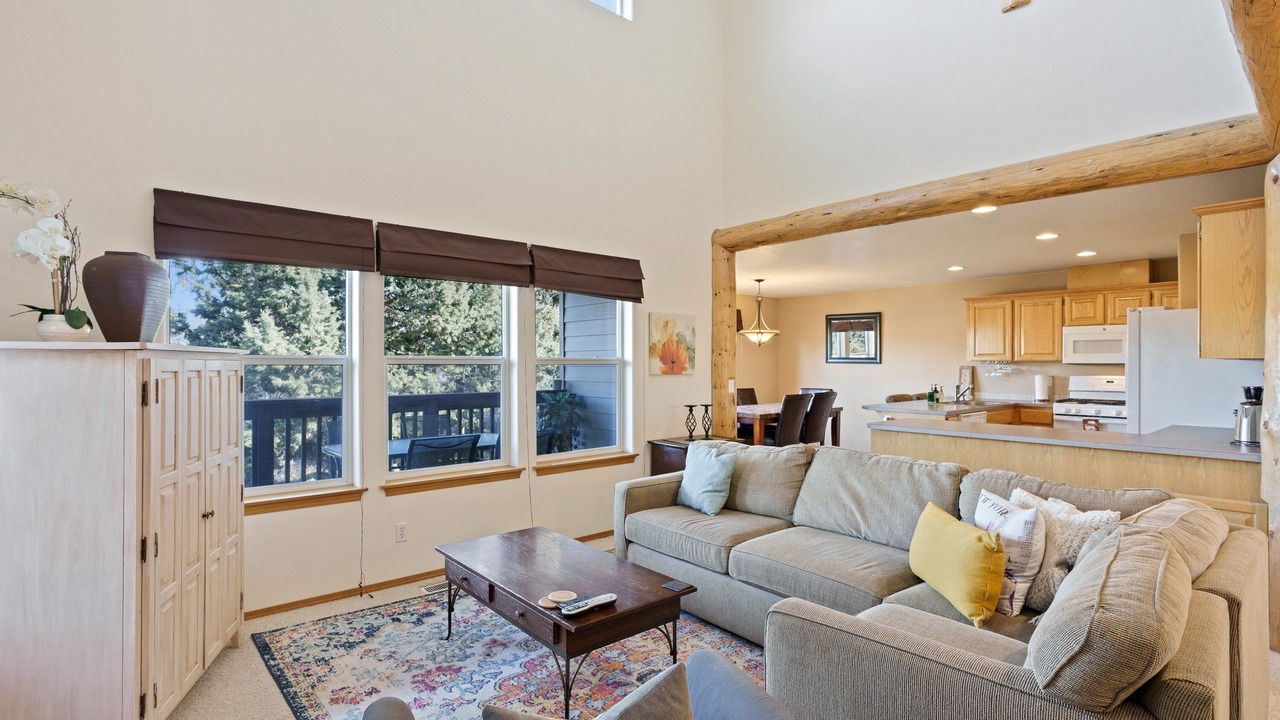 Photo of Livingroom in Awbrey Butte