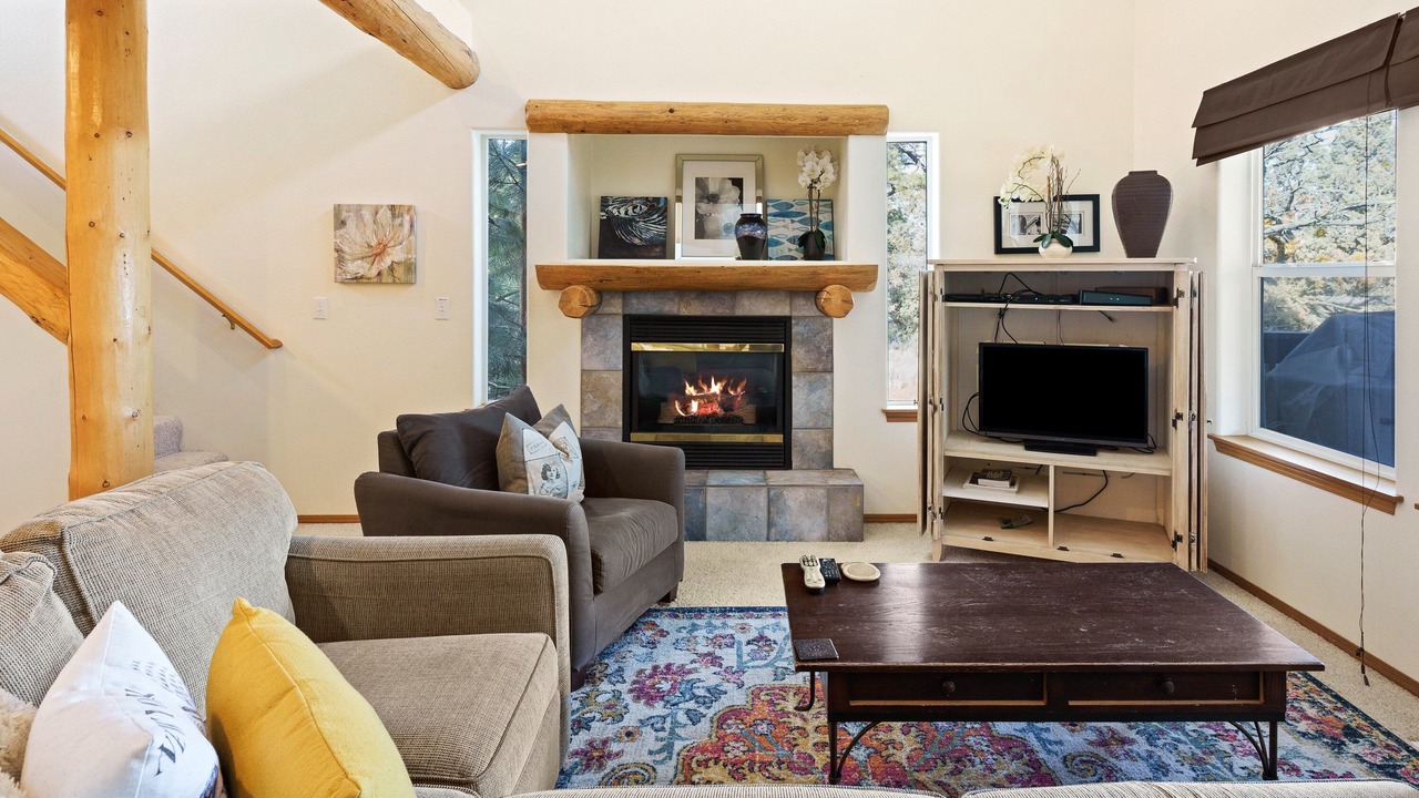 Photo of Livingroom in Awbrey Butte