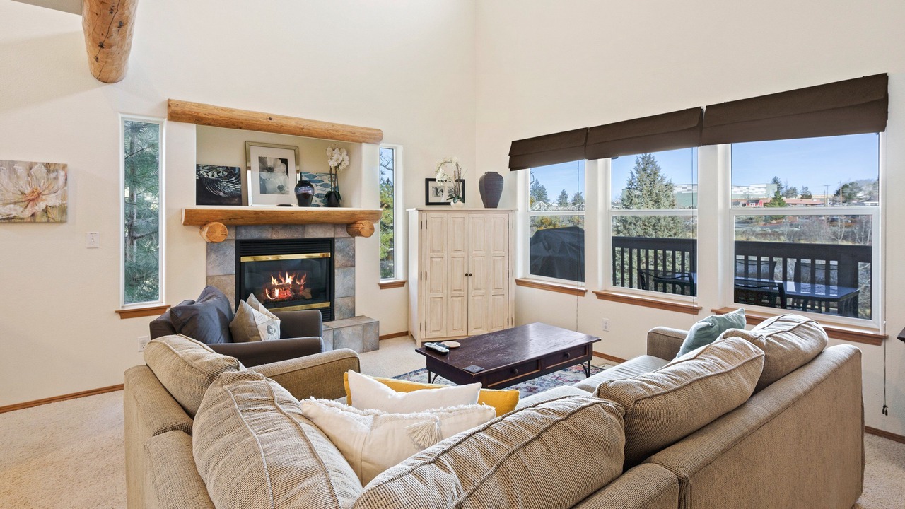 Photo of Livingroom in Awbrey Butte