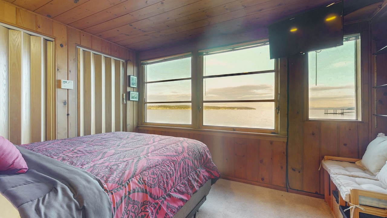Photo of Bedroom in Coupeville