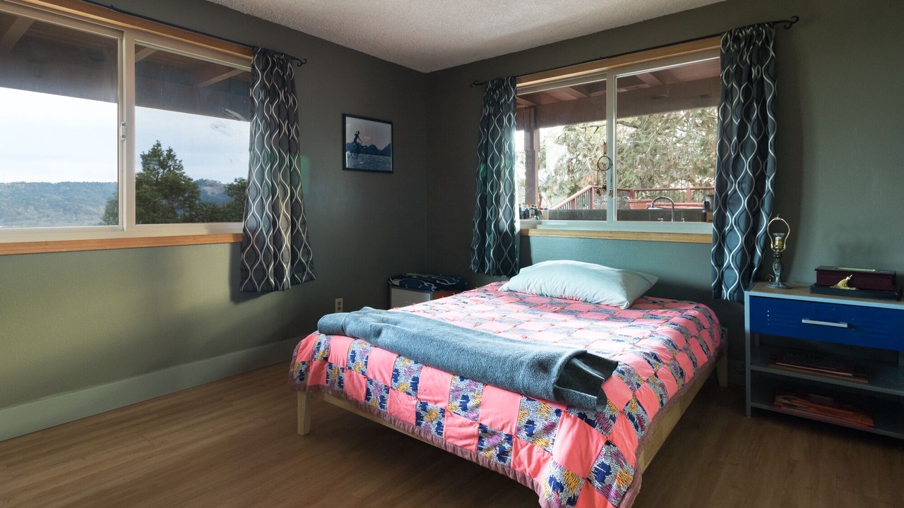 Photo of Bedroom in Roseburg