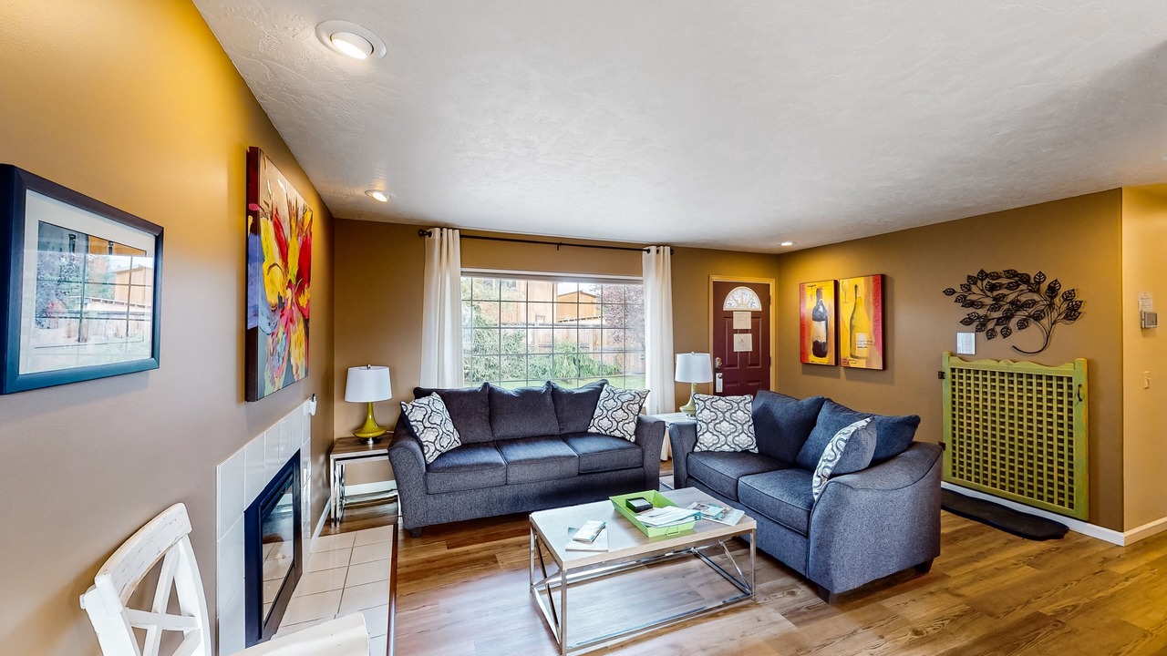 Photo of Livingroom in Manson