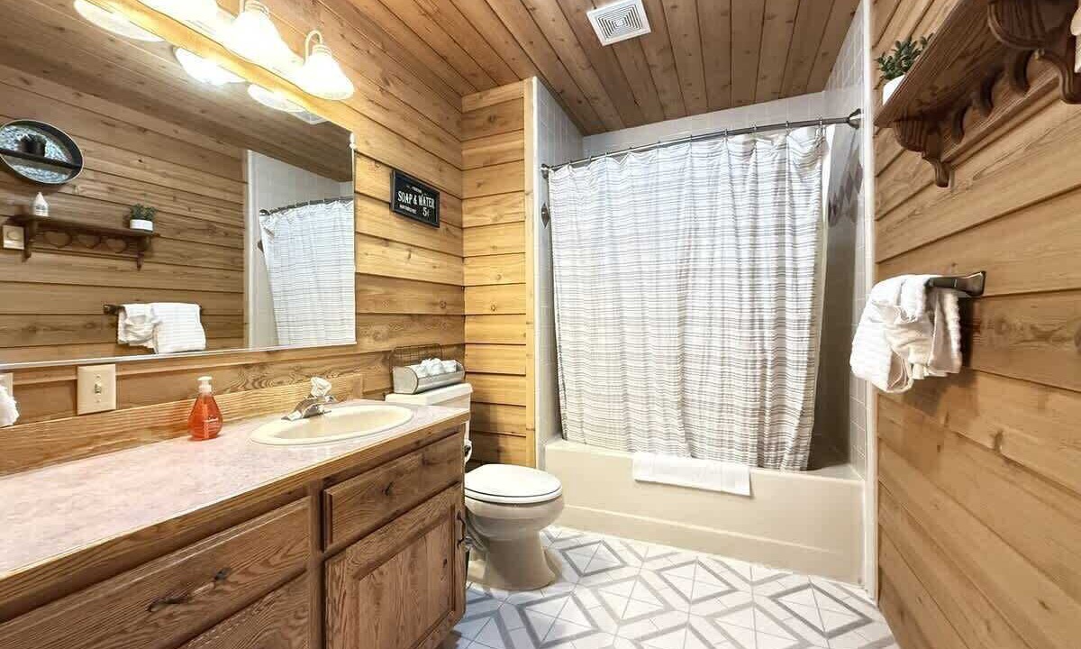 Photo of Bathroom in Island Park