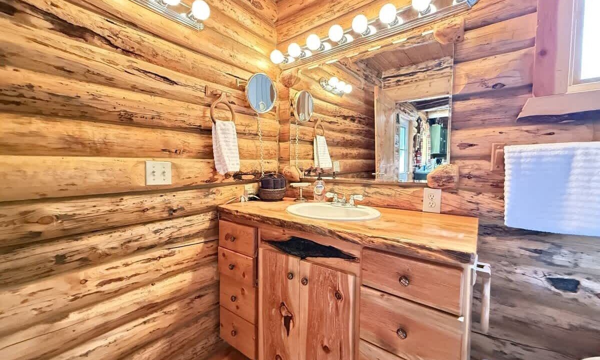Photo of Bathroom in Island Park