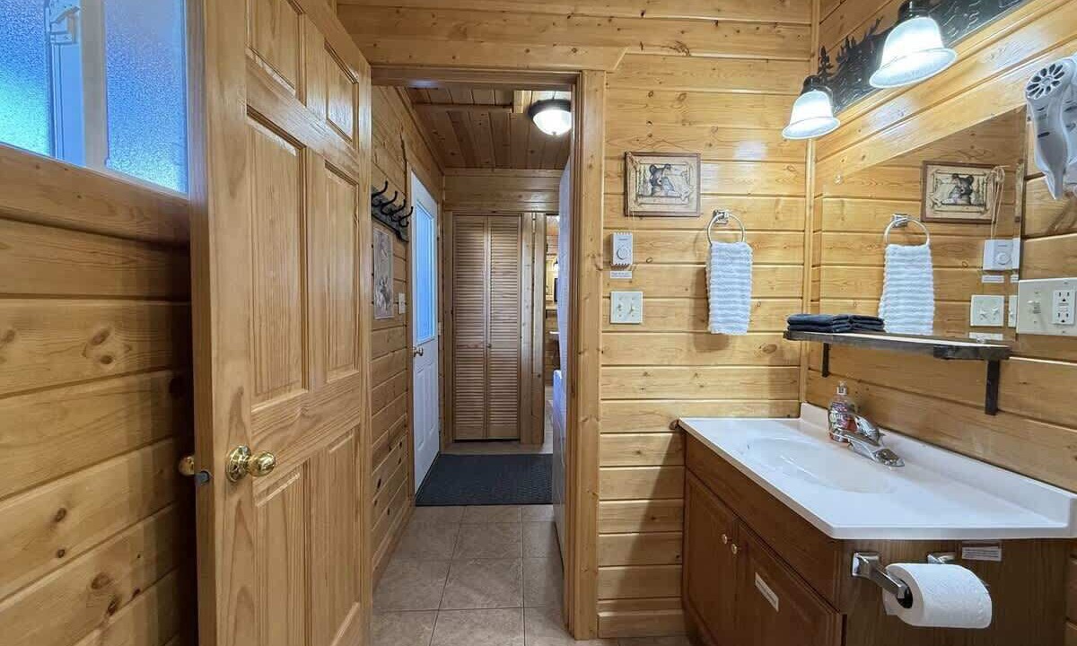 Photo of Bathroom in Island Park