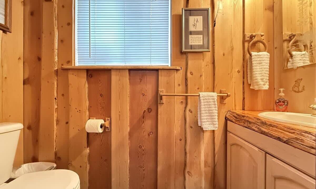 Photo of Bathroom in Island Park
