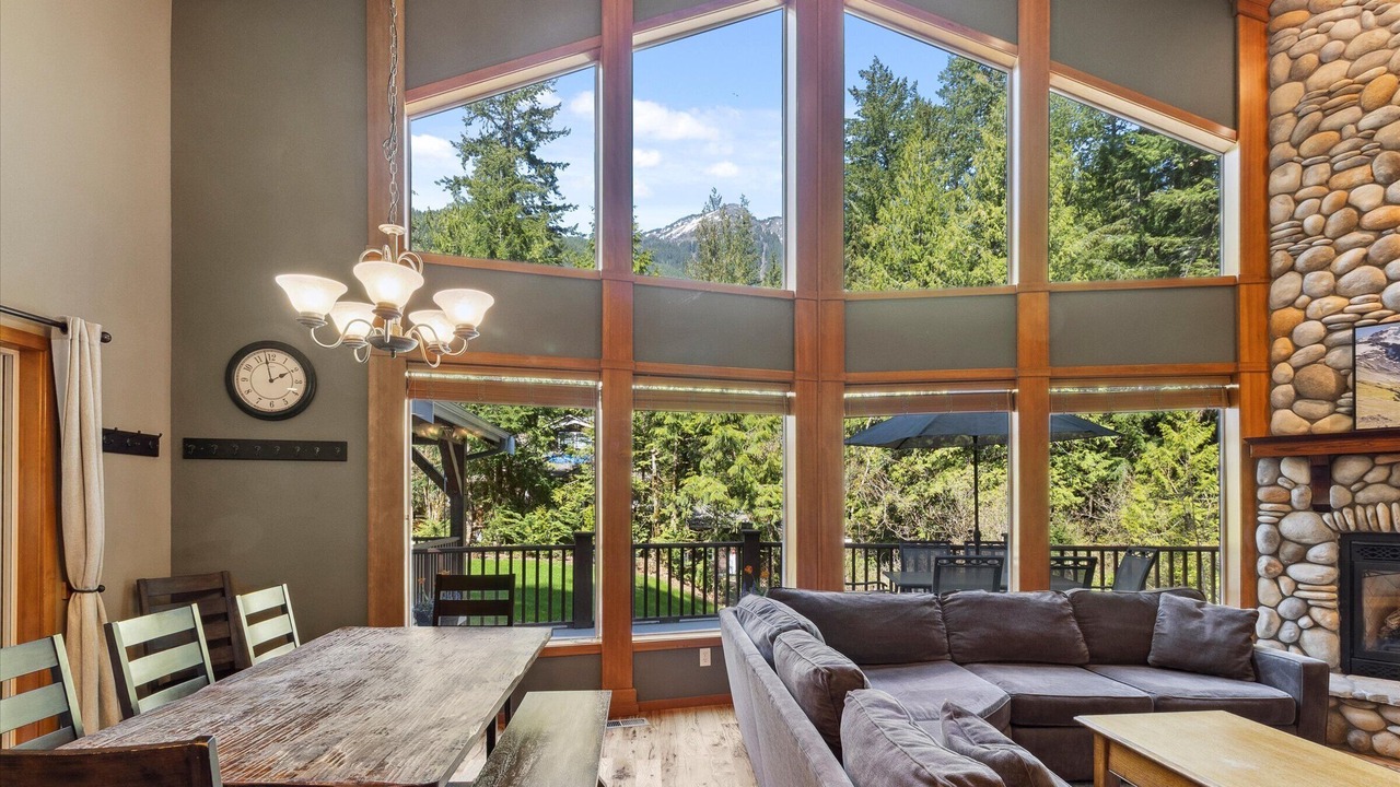 Photo of Livingroom in Glacier
