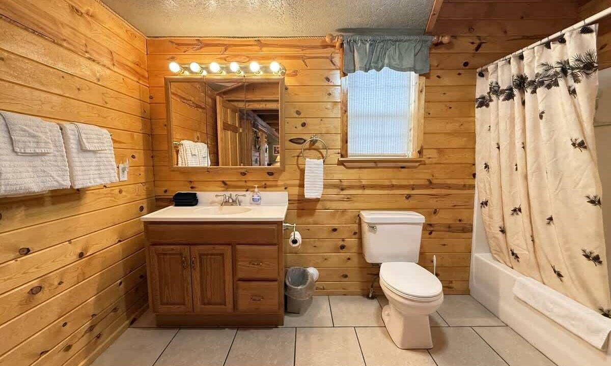 Photo of Bathroom in Island Park