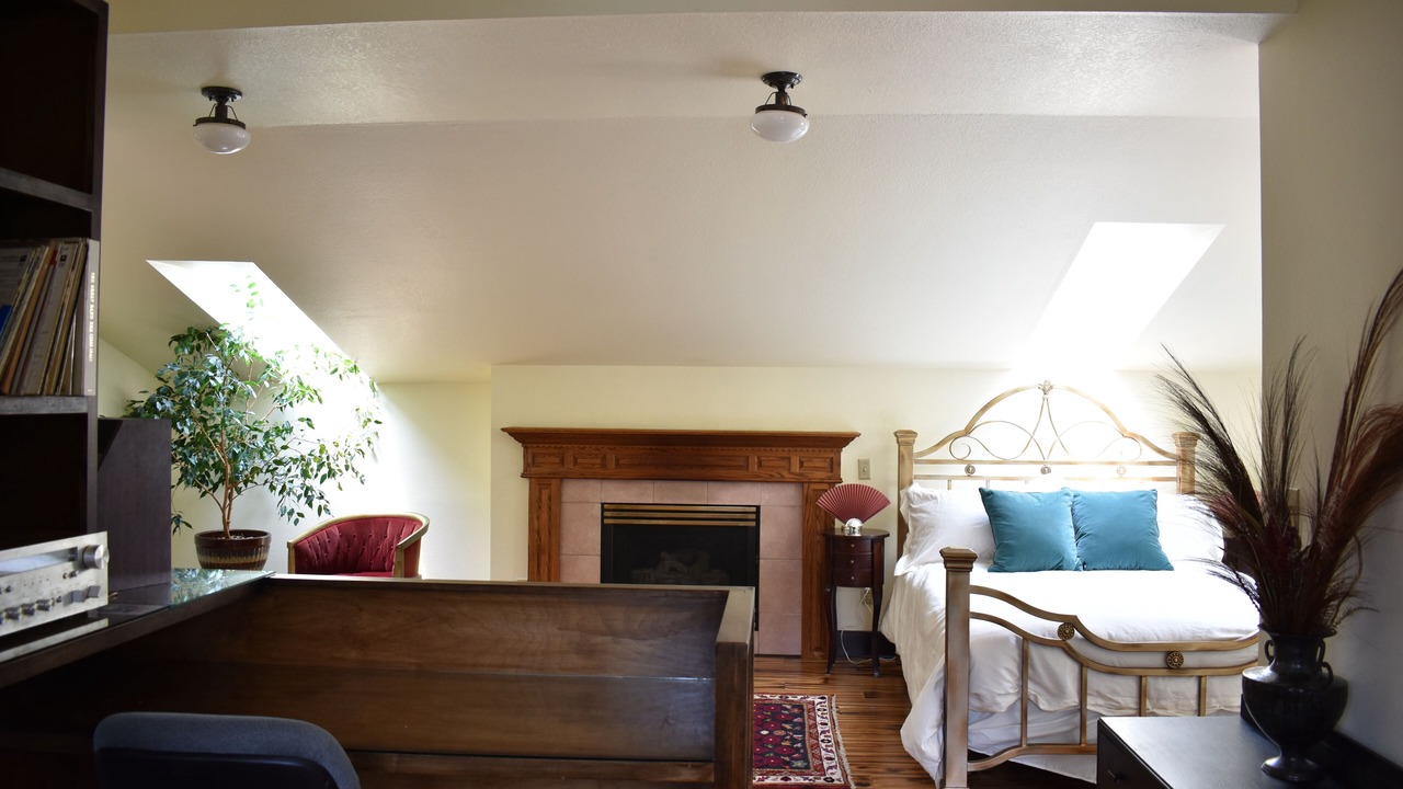 Photo of Bedroom in Siskiyou-Hargadine Historic District