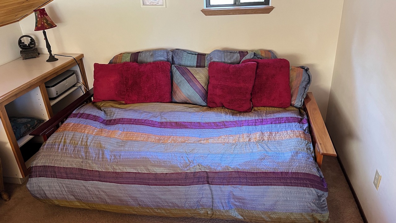 Photo of Bedroom in Weed