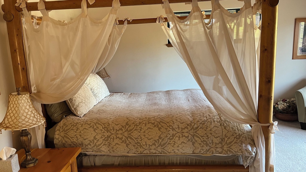 Photo of Bedroom in Weed