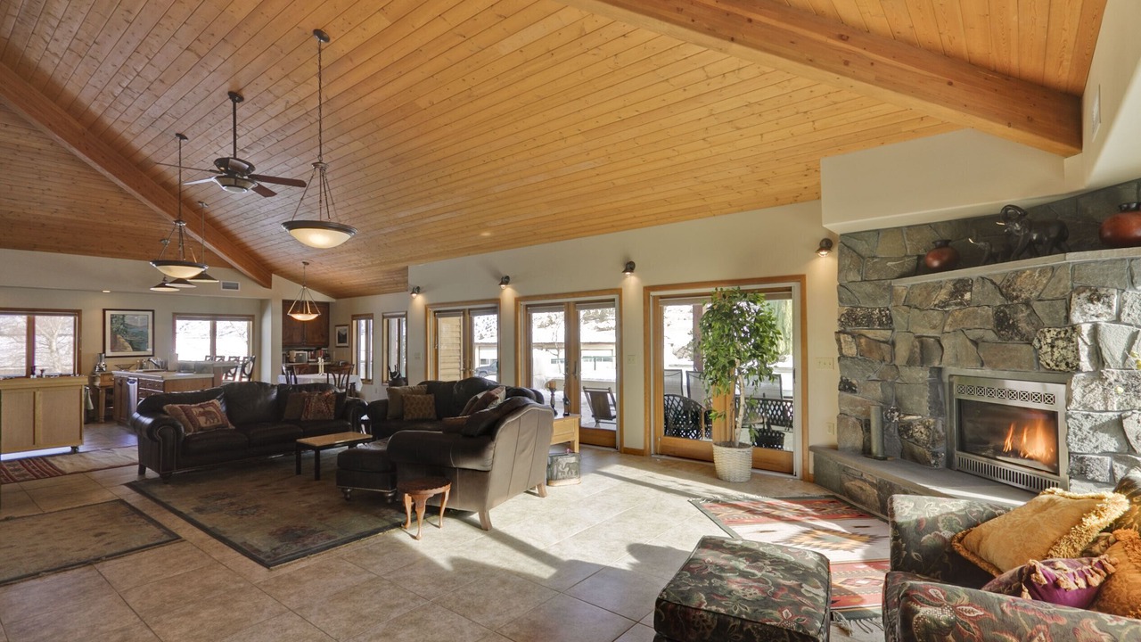 Photo of Livingroom in Manson